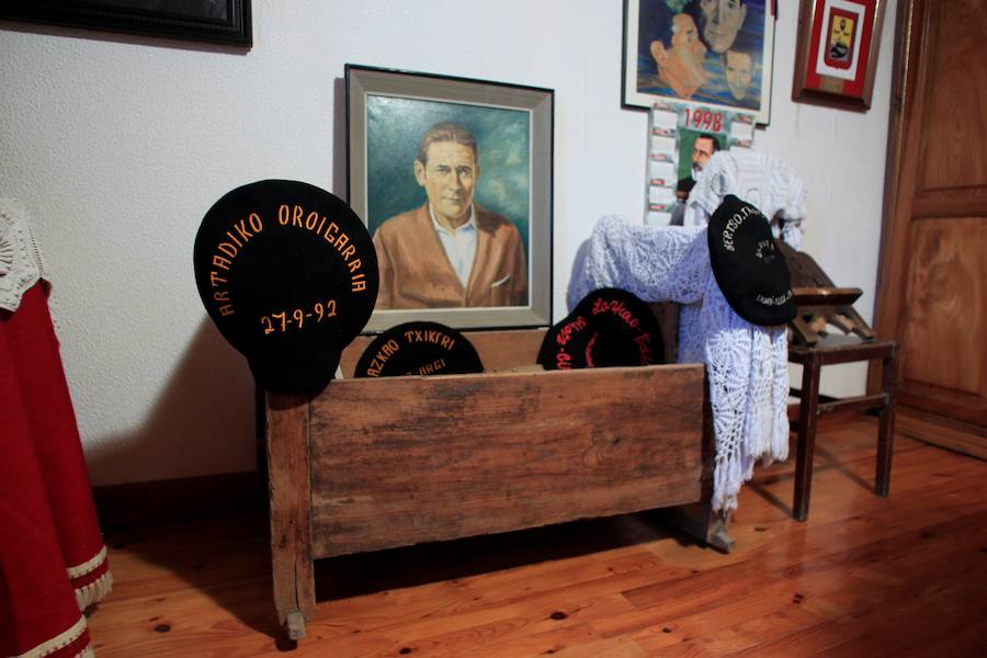 Argazkiak, liburuak, sariak, txapelak... baita jantziak eta koadernoak ere. Lazkao Txikiren gela eta gauzak berak utzi zituen bezalaxe gorde ditizte haren ilobek, horren maite zuen Abaliñe baserrian.