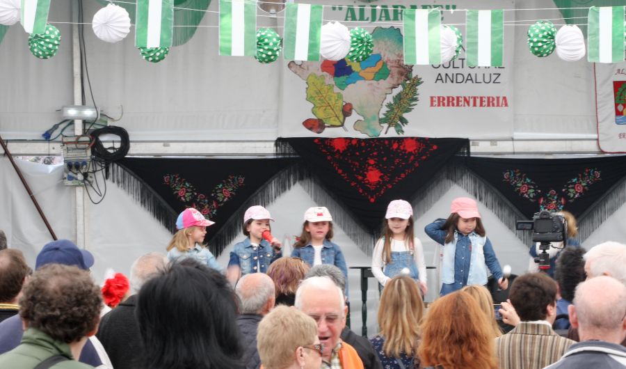 El Centro Cultural Andaluz Aljarafe ha organizado la XI. Feria de Abril que comenzó el pasado jueves 12 y que hasta el domingo traerá actividades, fiesta y gastronomía a Errenteria. 