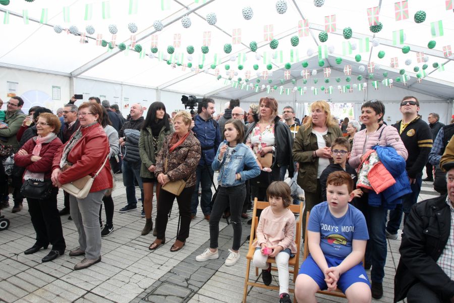 El Centro Cultural Andaluz Aljarafe ha organizado la XI. Feria de Abril que comenzó el pasado jueves 12 y que hasta el domingo traerá actividades, fiesta y gastronomía a Errenteria. 