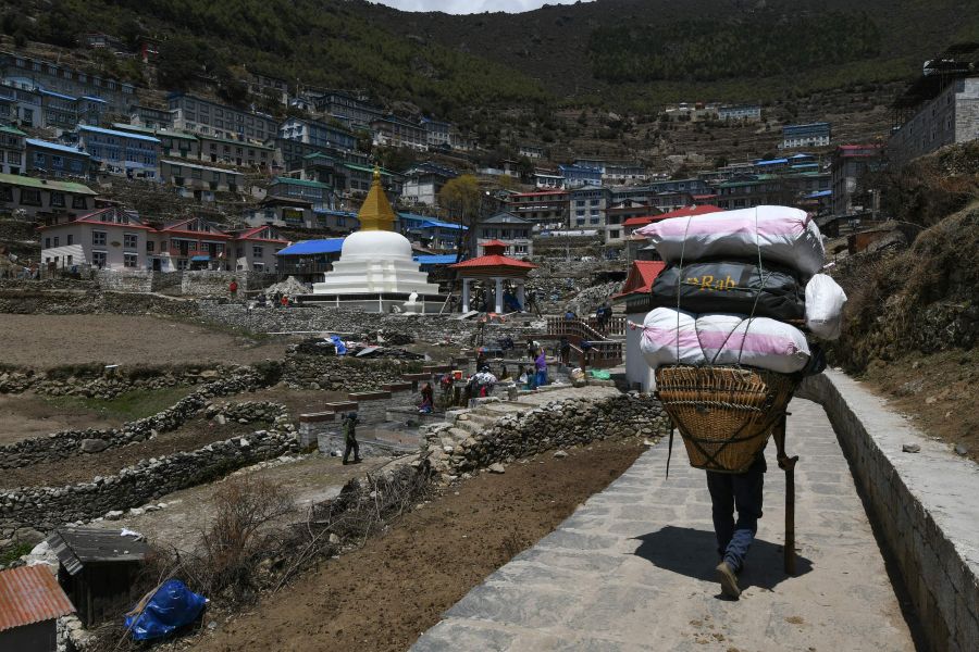 Ghat es un pueblo localizado a 140 kilómetros de Kathmandum, de camino a la cima del Everest. Los locales, así como montañeros que se dirigen a la cima, realizan una parada estratégica en el mercado del lugar.