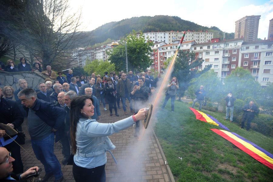 Izada de la bandera Republicana y lanzamiento de cohetes con la presencia de los alcaldes de Eibar, Jaca y Sahagún, en un acto organizado por el PSOE en recuerdo a la proclamación de la II República.