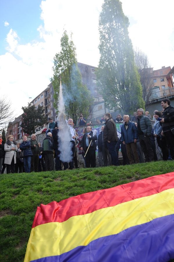 Izada de la bandera Republicana y lanzamiento de cohetes con la presencia de los alcaldes de Eibar, Jaca y Sahagún, en un acto organizado por el PSOE en recuerdo a la proclamación de la II República.