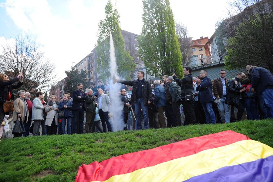 Izada de la bandera Republicana y lanzamiento de cohetes con la presencia de los alcaldes de Eibar, Jaca y Sahagún, en un acto organizado por el PSOE en recuerdo a la proclamación de la II República.