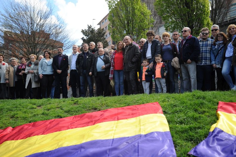 Izada de la bandera Republicana y lanzamiento de cohetes con la presencia de los alcaldes de Eibar, Jaca y Sahagún, en un acto organizado por el PSOE en recuerdo a la proclamación de la II República.