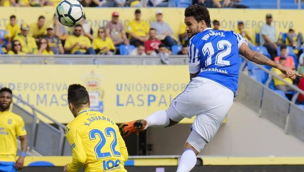 Uno de los cabezazos de Willian José en el área de Las Palmas.