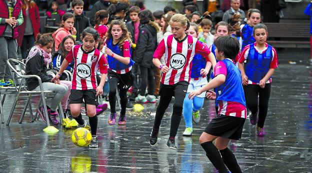 En juego. Kalegoen se convirtió en un improvisado campo de fútbol, a pesar de la lluvia. 