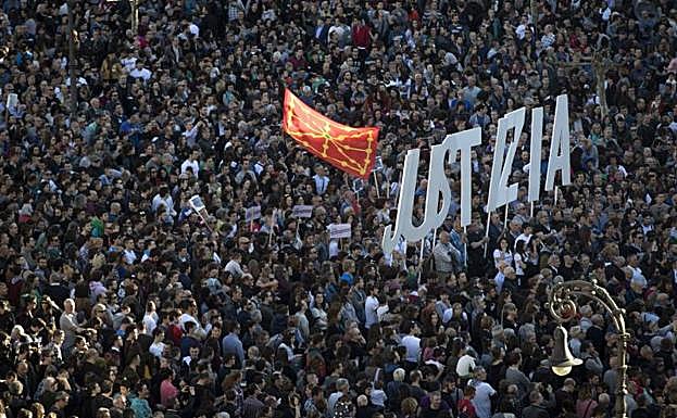 Miles de personas se manifiestan en Pamplona.