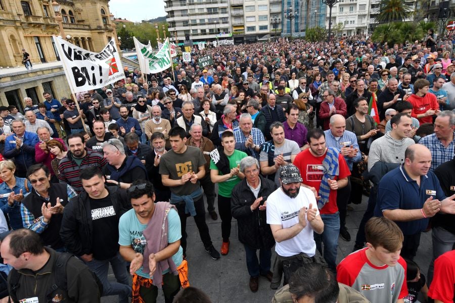 Varios miles de personas, cerca de 10.000 según la organización, han recorrido las calles de San Sebastián bajo el lema 'Euskadin Ehiza bai' ('Sí a la Caza en Euskadi), para reclamar respeto a su afición. Hasta la capital guipuzcoana se han acercado aficionados de toda Gipuzkoa, además de Álava y del norte de Navarra.