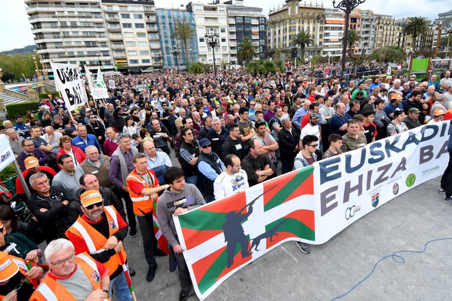Varios miles de personas, cerca de 10.000 según la organización, han recorrido las calles de San Sebastián bajo el lema 'Euskadin Ehiza bai' ('Sí a la Caza en Euskadi), para reclamar respeto a su afición. Hasta la capital guipuzcoana se han acercado aficionados de toda Gipuzkoa, además de Álava y del norte de Navarra.