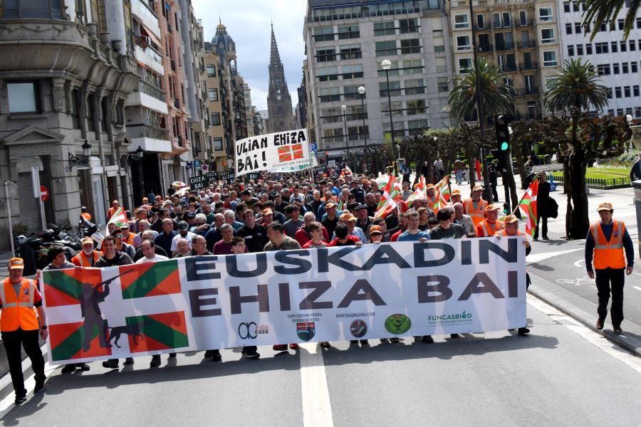 Varios miles de personas, cerca de 10.000 según la organización, han recorrido las calles de San Sebastián bajo el lema 'Euskadin Ehiza bai' ('Sí a la Caza en Euskadi), para reclamar respeto a su afición. Hasta la capital guipuzcoana se han acercado aficionados de toda Gipuzkoa, además de Álava y del norte de Navarra.