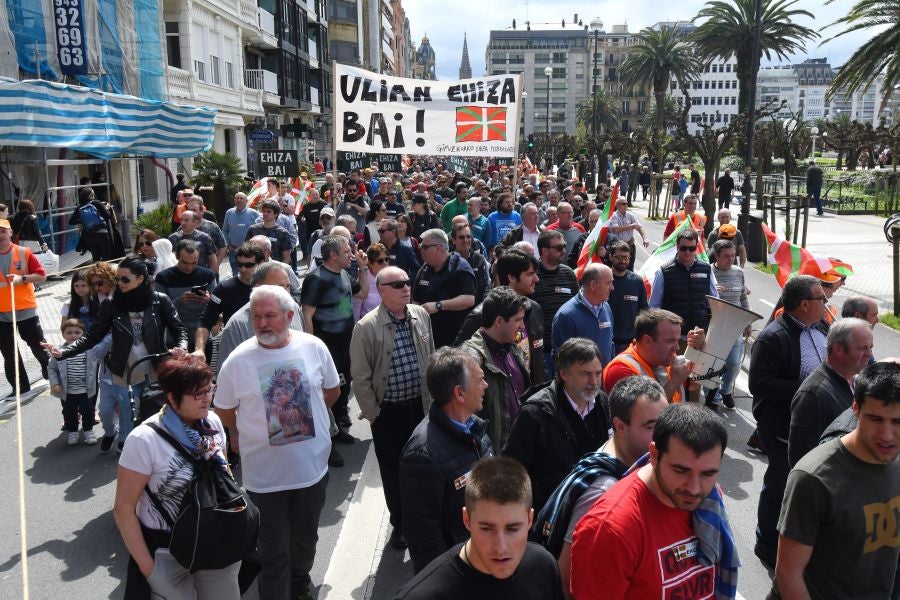Varios miles de personas, cerca de 10.000 según la organización, han recorrido las calles de San Sebastián bajo el lema 'Euskadin Ehiza bai' ('Sí a la Caza en Euskadi), para reclamar respeto a su afición. Hasta la capital guipuzcoana se han acercado aficionados de toda Gipuzkoa, además de Álava y del norte de Navarra.
