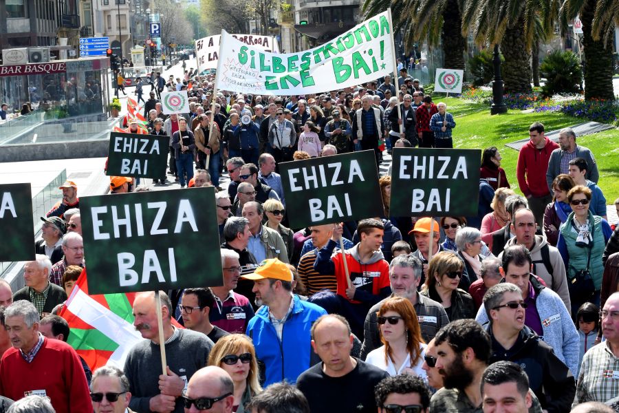 Varios miles de personas, cerca de 10.000 según la organización, han recorrido las calles de San Sebastián bajo el lema 'Euskadin Ehiza bai' ('Sí a la Caza en Euskadi), para reclamar respeto a su afición. Hasta la capital guipuzcoana se han acercado aficionados de toda Gipuzkoa, además de Álava y del norte de Navarra.