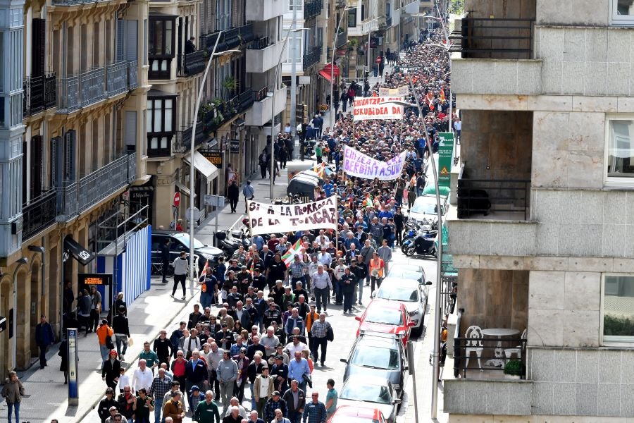 Varios miles de personas, cerca de 10.000 según la organización, han recorrido las calles de San Sebastián bajo el lema 'Euskadin Ehiza bai' ('Sí a la Caza en Euskadi), para reclamar respeto a su afición. Hasta la capital guipuzcoana se han acercado aficionados de toda Gipuzkoa, además de Álava y del norte de Navarra.