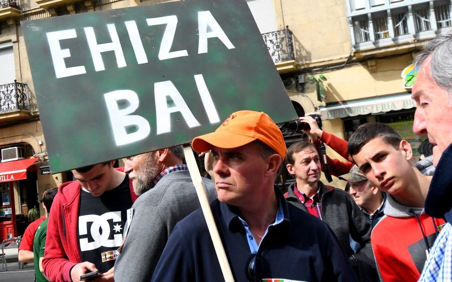 Varios miles de personas, cerca de 10.000 según la organización, han recorrido las calles de San Sebastián bajo el lema 'Euskadin Ehiza bai' ('Sí a la Caza en Euskadi), para reclamar respeto a su afición. Hasta la capital guipuzcoana se han acercado aficionados de toda Gipuzkoa, además de Álava y del norte de Navarra.