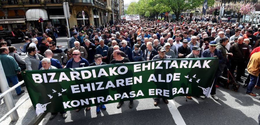 Varios miles de personas, cerca de 10.000 según la organización, han recorrido las calles de San Sebastián bajo el lema 'Euskadin Ehiza bai' ('Sí a la Caza en Euskadi), para reclamar respeto a su afición. Hasta la capital guipuzcoana se han acercado aficionados de toda Gipuzkoa, además de Álava y del norte de Navarra.