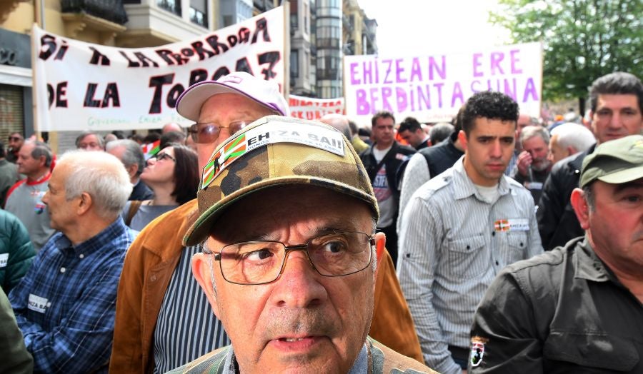 Varios miles de personas, cerca de 10.000 según la organización, han recorrido las calles de San Sebastián bajo el lema 'Euskadin Ehiza bai' ('Sí a la Caza en Euskadi), para reclamar respeto a su afición. Hasta la capital guipuzcoana se han acercado aficionados de toda Gipuzkoa, además de Álava y del norte de Navarra.