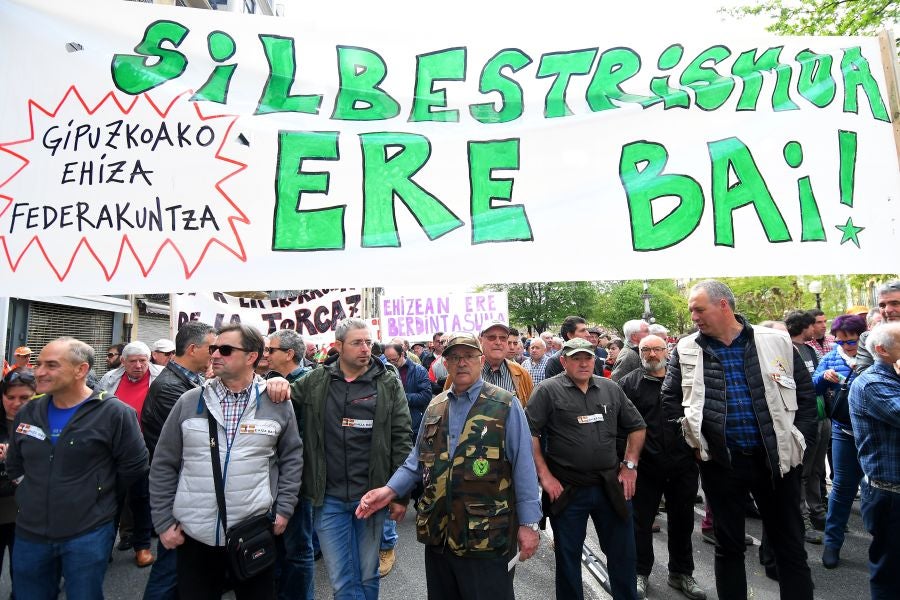 Varios miles de personas, cerca de 10.000 según la organización, han recorrido las calles de San Sebastián bajo el lema 'Euskadin Ehiza bai' ('Sí a la Caza en Euskadi), para reclamar respeto a su afición. Hasta la capital guipuzcoana se han acercado aficionados de toda Gipuzkoa, además de Álava y del norte de Navarra.