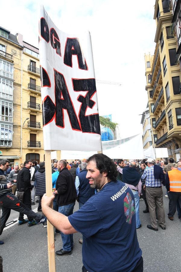 Varios miles de personas, cerca de 10.000 según la organización, han recorrido las calles de San Sebastián bajo el lema 'Euskadin Ehiza bai' ('Sí a la Caza en Euskadi), para reclamar respeto a su afición. Hasta la capital guipuzcoana se han acercado aficionados de toda Gipuzkoa, además de Álava y del norte de Navarra.