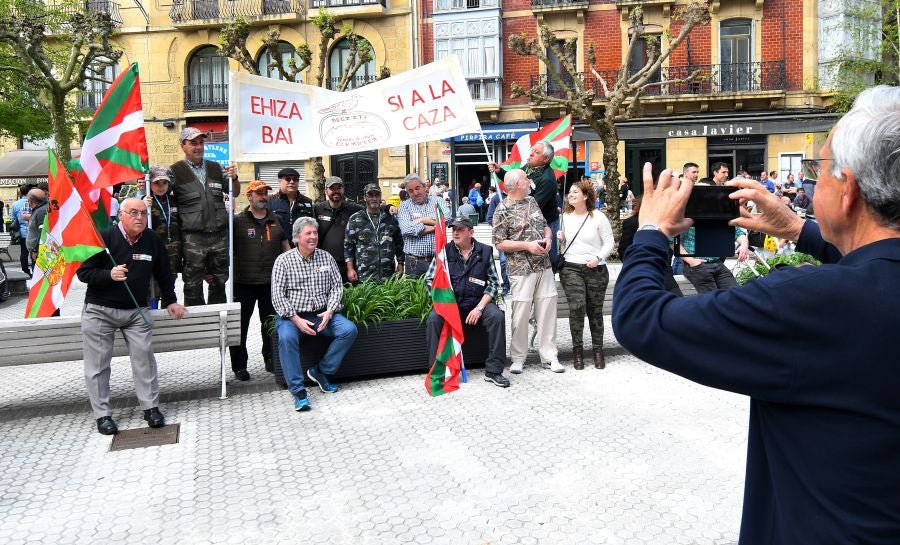 Varios miles de personas, cerca de 10.000 según la organización, han recorrido las calles de San Sebastián bajo el lema 'Euskadin Ehiza bai' ('Sí a la Caza en Euskadi), para reclamar respeto a su afición. Hasta la capital guipuzcoana se han acercado aficionados de toda Gipuzkoa, además de Álava y del norte de Navarra.