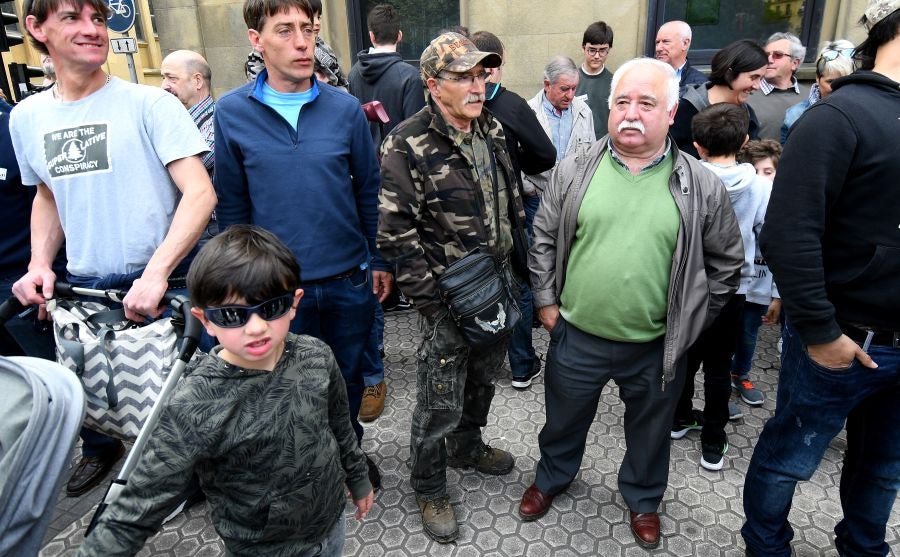 Varios miles de personas, cerca de 10.000 según la organización, han recorrido las calles de San Sebastián bajo el lema 'Euskadin Ehiza bai' ('Sí a la Caza en Euskadi), para reclamar respeto a su afición. Hasta la capital guipuzcoana se han acercado aficionados de toda Gipuzkoa, además de Álava y del norte de Navarra.