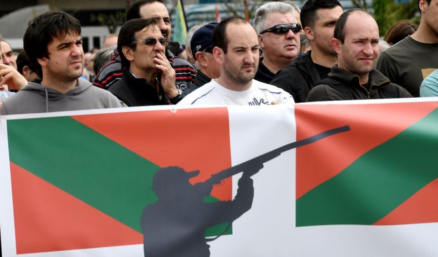 Varios miles de personas, cerca de 10.000 según la organización, han recorrido las calles de San Sebastián bajo el lema 'Euskadin Ehiza bai' ('Sí a la Caza en Euskadi), para reclamar respeto a su afición. Hasta la capital guipuzcoana se han acercado aficionados de toda Gipuzkoa, además de Álava y del norte de Navarra.