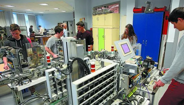 Alumnos del Instituto Politécnico Easo de Donostia trabajan con el equipamiento de una de las clases.