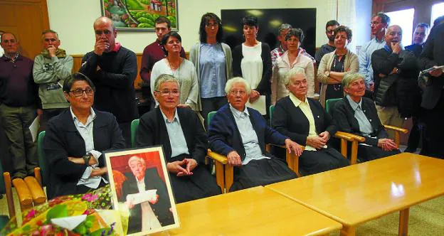 Sor Belén, Sor Mirari, Sor Cándida, Sor María y Sor Esther, con una foto de Sor Ángela. 