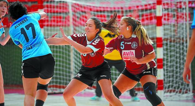 El sénior femenino del Avia Eibar ha finalizado la liga regular ganando al Deusto por 27-16, este equipo ha ido a más.
