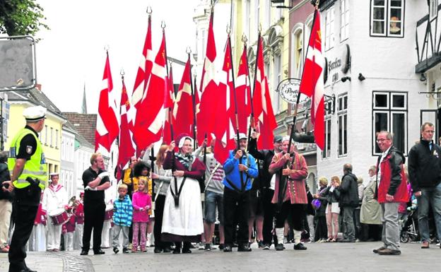 Desfile de daneses en Flensburg, ciudad de Schleswig-Holstein fronteriza con Dinamarca. 