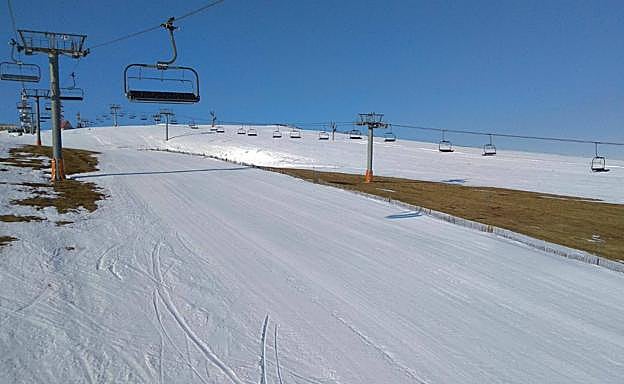 Aunque el sol va deshaciéndola, la nieve todavía mantiene su buen estado
