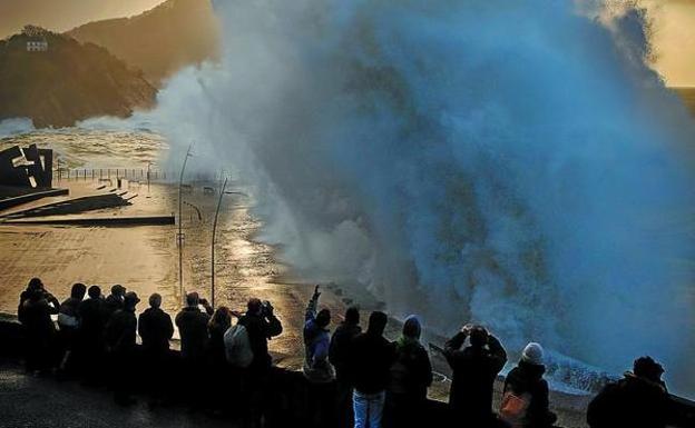 Oleaje en el Paseo Nuevo. Se estima que el nivel medio del mar ascenderá entre 29 y 49 centímetros para el final de siglo. 