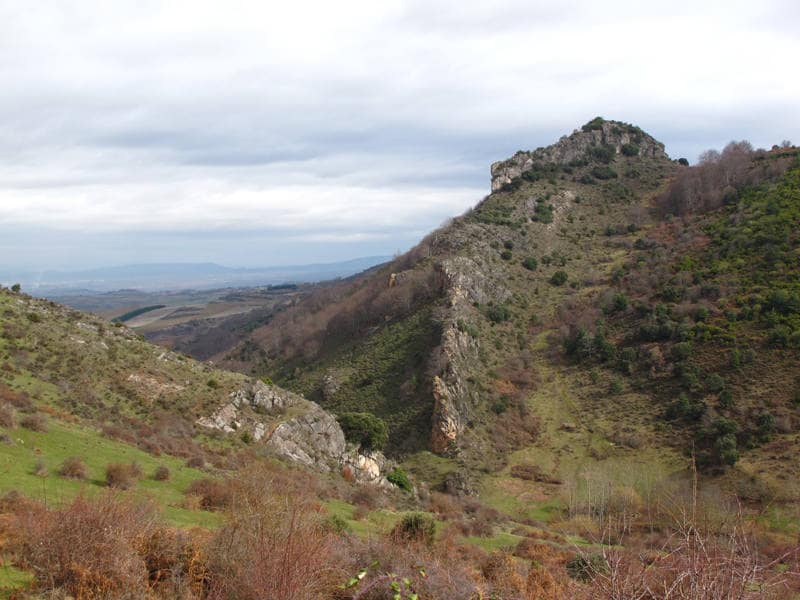 En un recóndito rincón de La Rioja, al pie de las altas cumbres de la sierra de la Demanda, San Millán de la Cogolla fue testigo hace mil años del nacimiento de una lengua