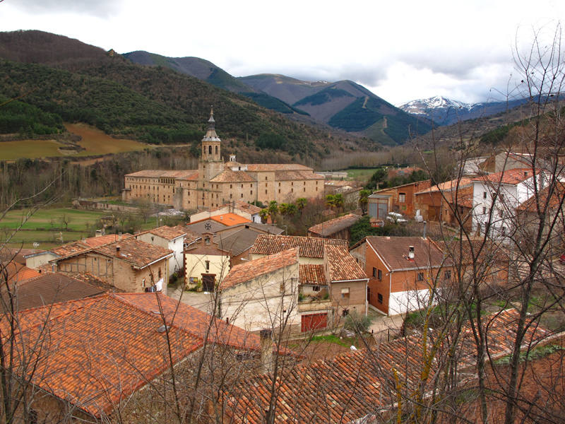 En un recóndito rincón de La Rioja, al pie de las altas cumbres de la sierra de la Demanda, San Millán de la Cogolla fue testigo hace mil años del nacimiento de una lengua