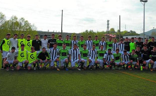 Jugadores de la Real Sociedad y el Hernani antes de comenzar el primero de los partidos. 