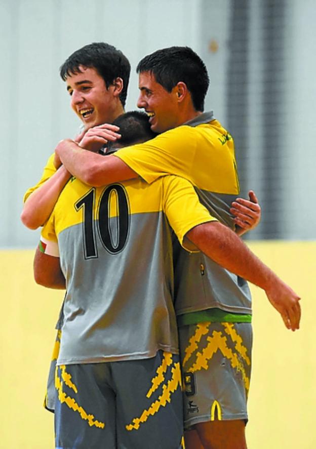 Celebrando un gol. 