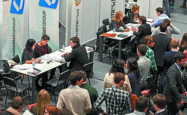 Estudiantes de Ingeniería y empresas se reúnen en una feria de empleo organizada por Tecnum en San Sebastián.