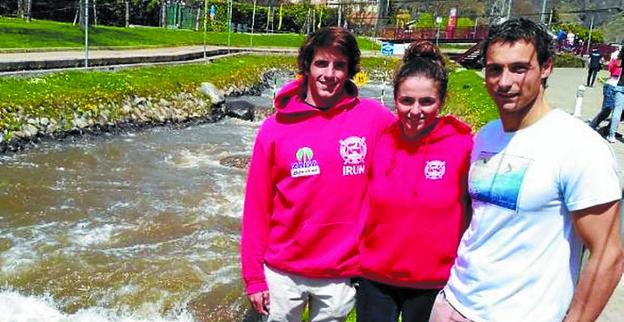 Telmo y Klara Olazabal y Joan Crespo, en el canal olímpico catalán.