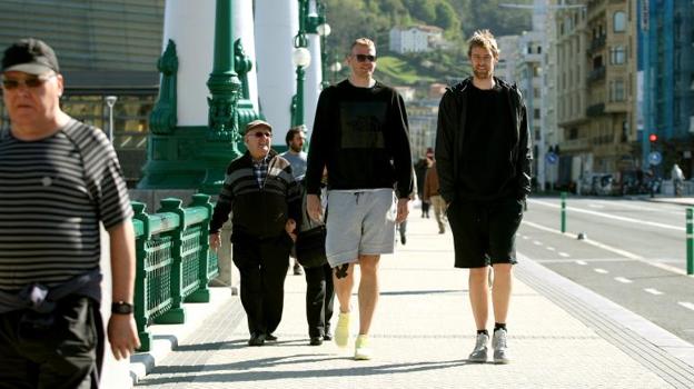 Daniel Clark y Henk Norel pasean entre la gente por el puente del Kursaal. 