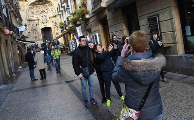 Un grupo de turistas, en la Parte Vieja. 