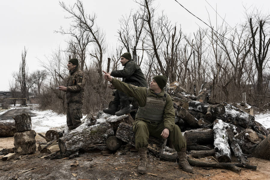 En el este de Ucrania, soldados y civiles combaten el aburrimiento atrapados en un conflicto armado con los separatistas de Donetsk que cumple ahora cuatro años y no tiene visos de terminar