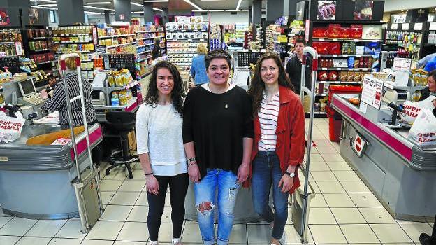 Ambición. Esther Arrojeria, Montse Puche y Alba Menéndez, ayer en el Super Amara, patrocinador del equipo, antes del viaje. 