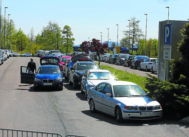 Los conductores buscaron zonas alternativas para aparcar. 