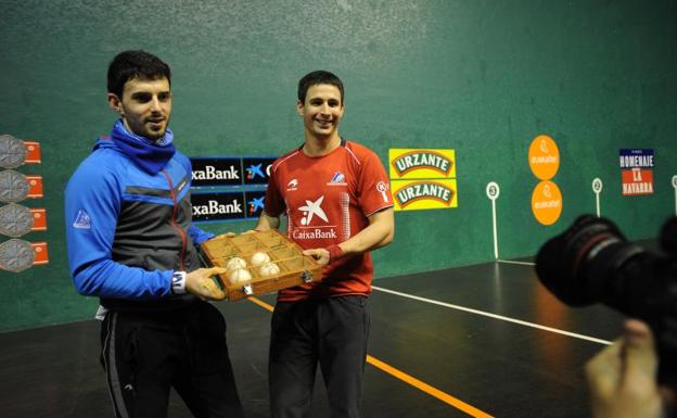 Elección de material para el partido de campeonato manomanista de pelota a mano entre Jokin Altuna III y Julen Retegi Bi, en el frontón Astelena de Eibar.