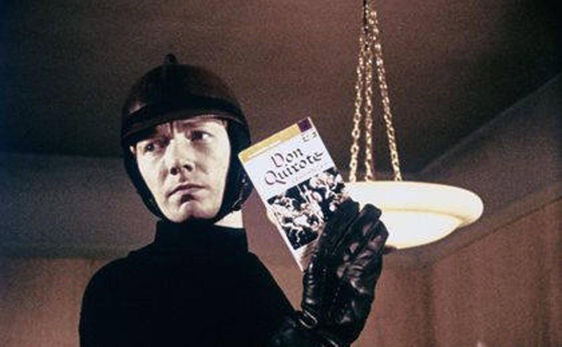 Una escena, Don Quijote en mano, de 'Fahrenheit 451'' (1966).