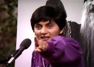 Imagen secundaria 1 - Ma Anand Sheela y Philip Toelkes en escenas de 'Wild Wild Country' (2018). 