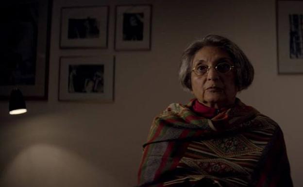 Imagen principal - Ma Anand Sheela y Philip Toelkes en escenas de 'Wild Wild Country' (2018). 