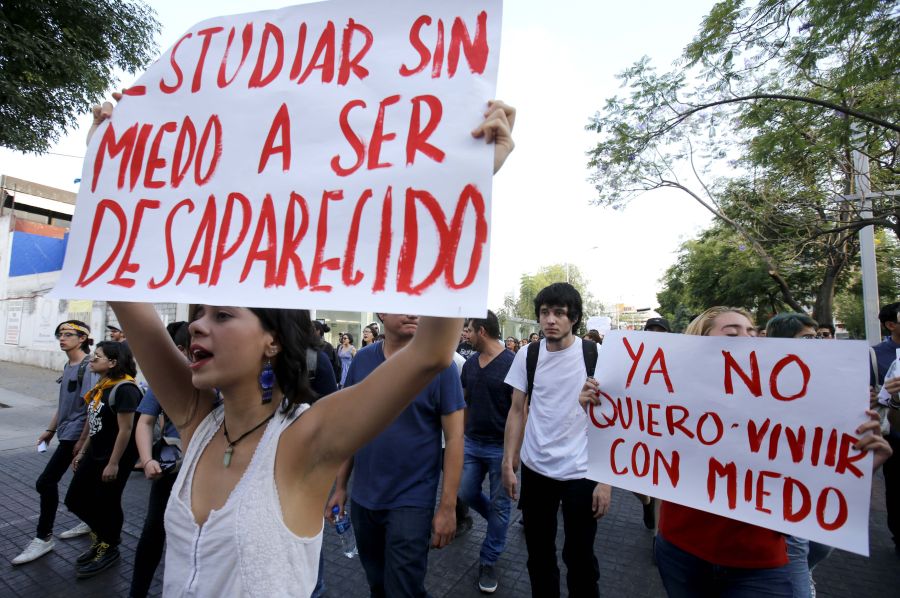 Amigos y familiares de los tres jóvenes estudiantes de la Universidad de Jalisco desaparecidos el pasado 19 de marzo participan en una manifestación en protesta por la falta de información.