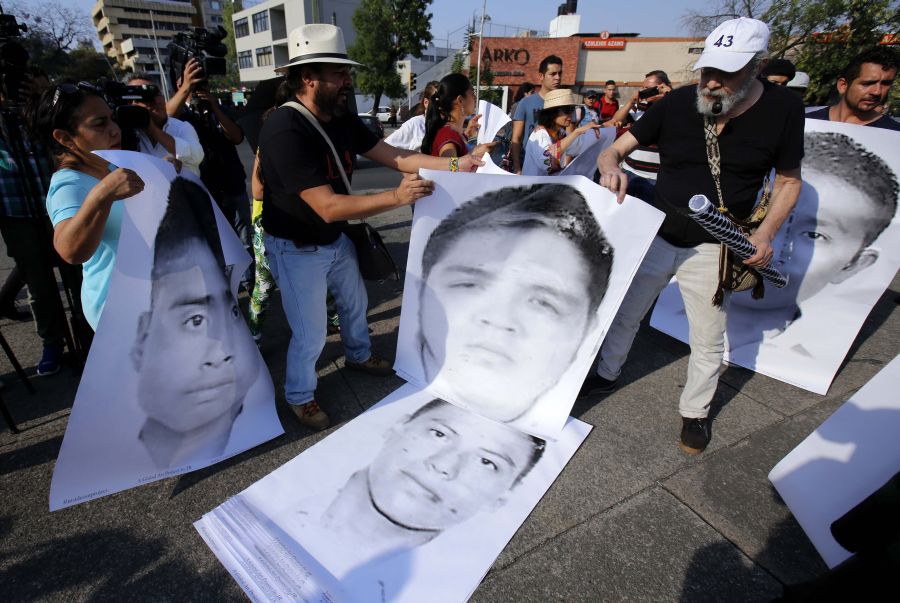 Amigos y familiares de los tres jóvenes estudiantes de la Universidad de Jalisco desaparecidos el pasado 19 de marzo participan en una manifestación en protesta por la falta de información.