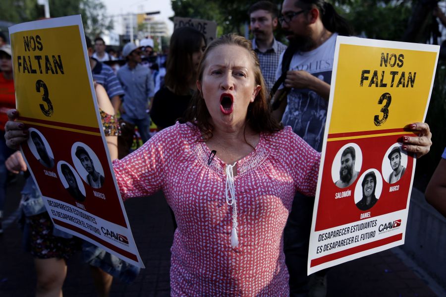 Amigos y familiares de los tres jóvenes estudiantes de la Universidad de Jalisco desaparecidos el pasado 19 de marzo participan en una manifestación en protesta por la falta de información.