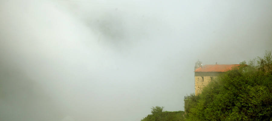 La densa niebla que ha aparecido esta mañana ha dejado espectaculares imágenes en Pasaia